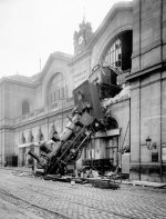 Train-wreck-at-Montparnasse-1895-2.jpg